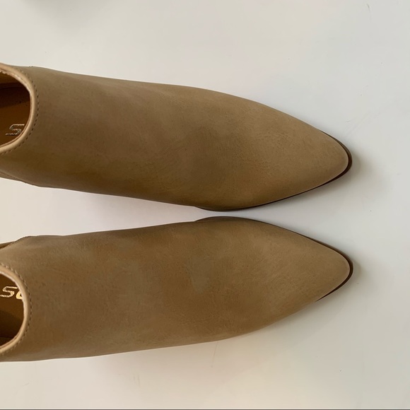 Bonnie Soda Tan Faux Suede Ankle Booties NIB - Picture 3 of 7